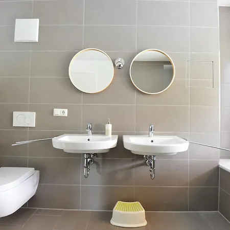 Zugspitze Street Апартаменти *